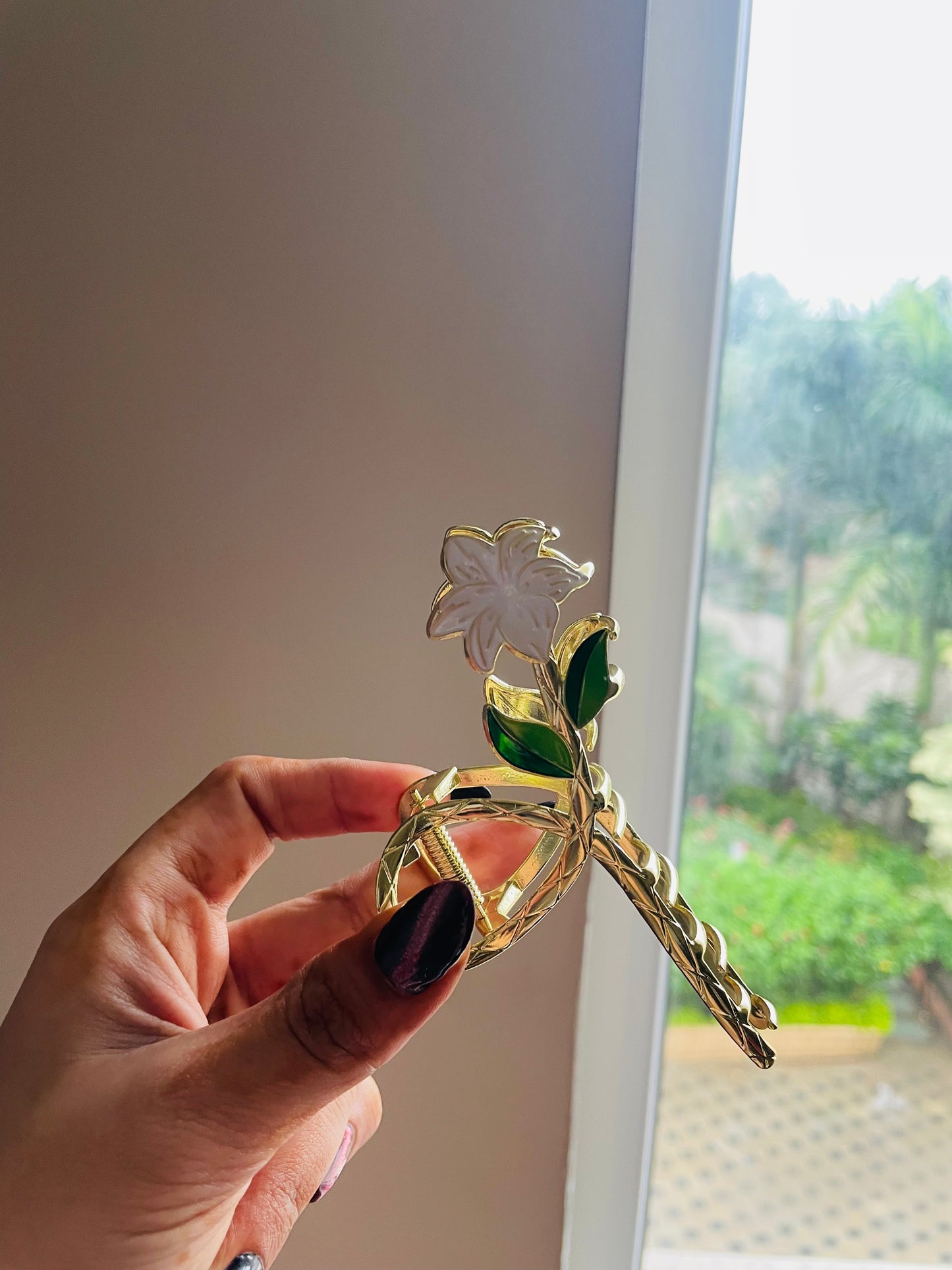 Daisy hair claw