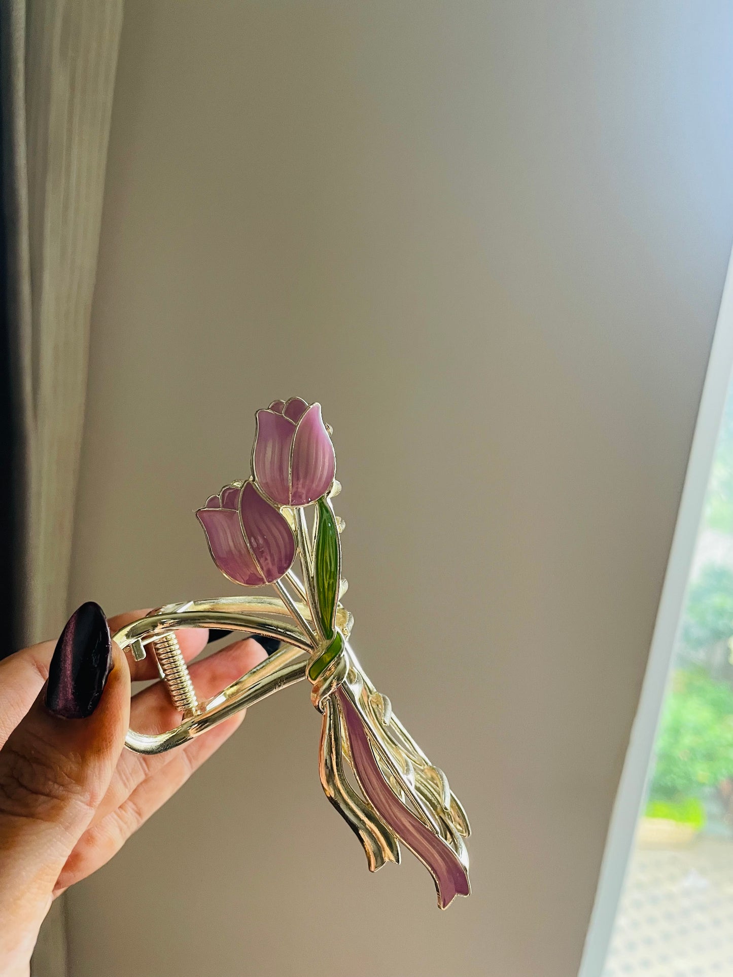 Tulip hair claw
