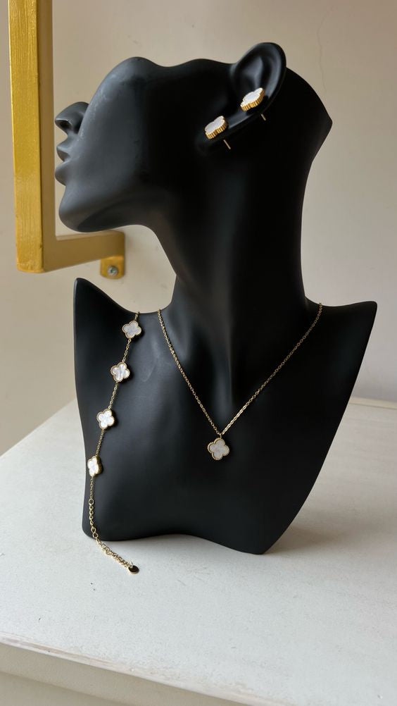 All thing clover necklace (white)