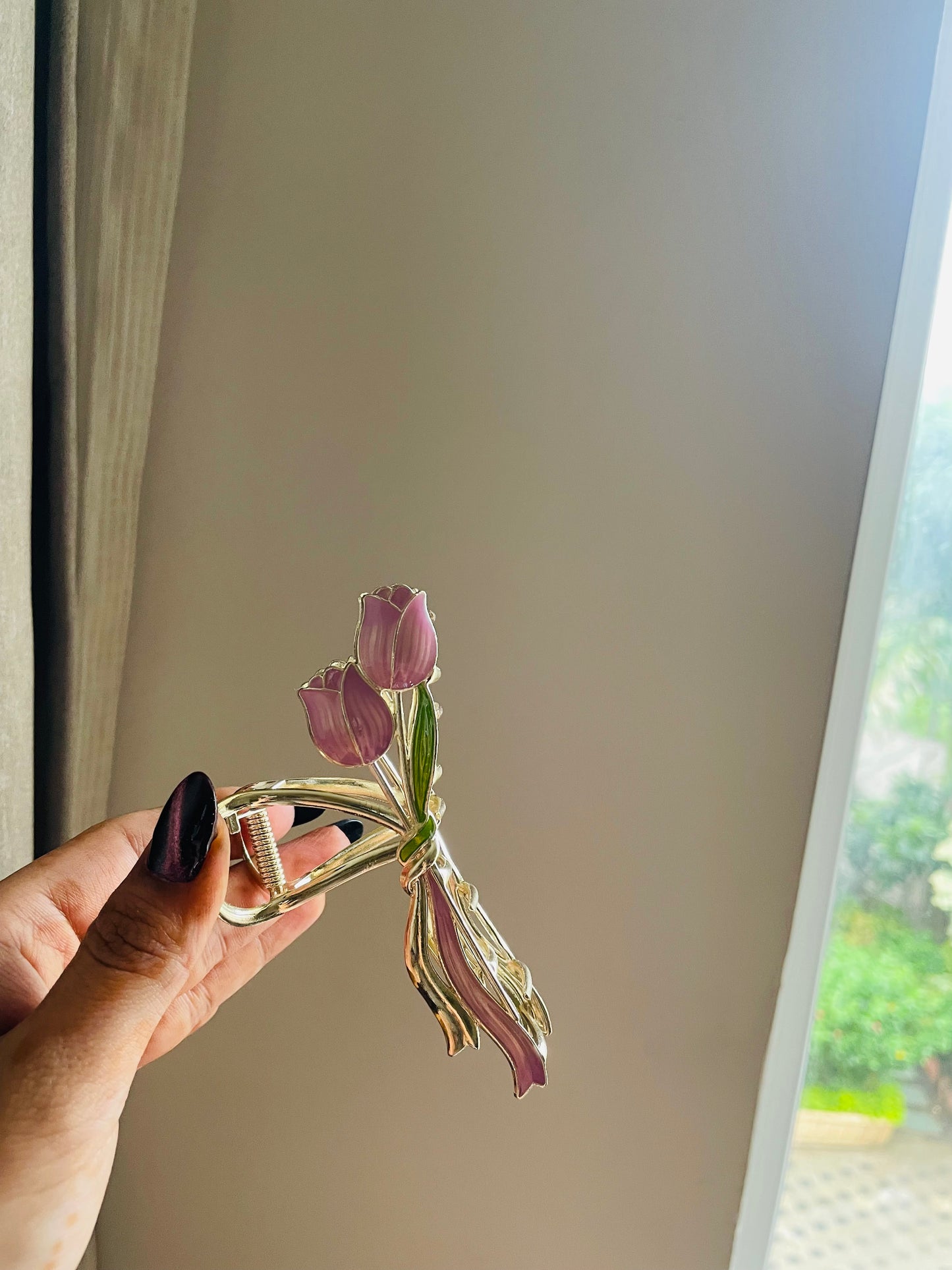 Tulip hair claw