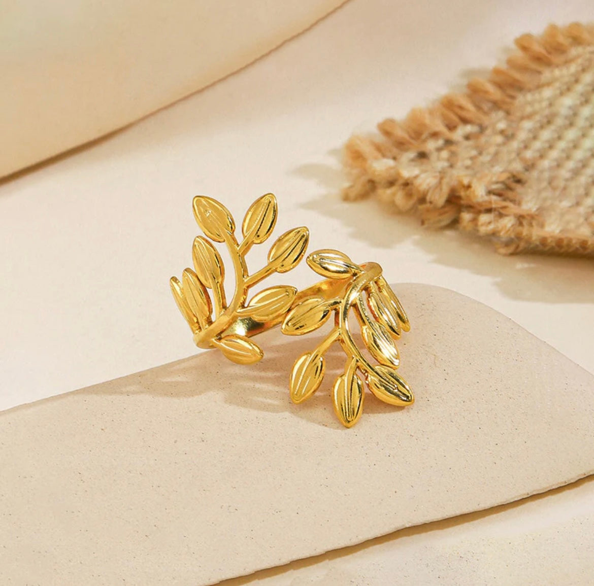 Leaf themed adjustable ring