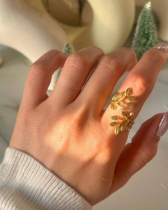 Leaf themed adjustable ring