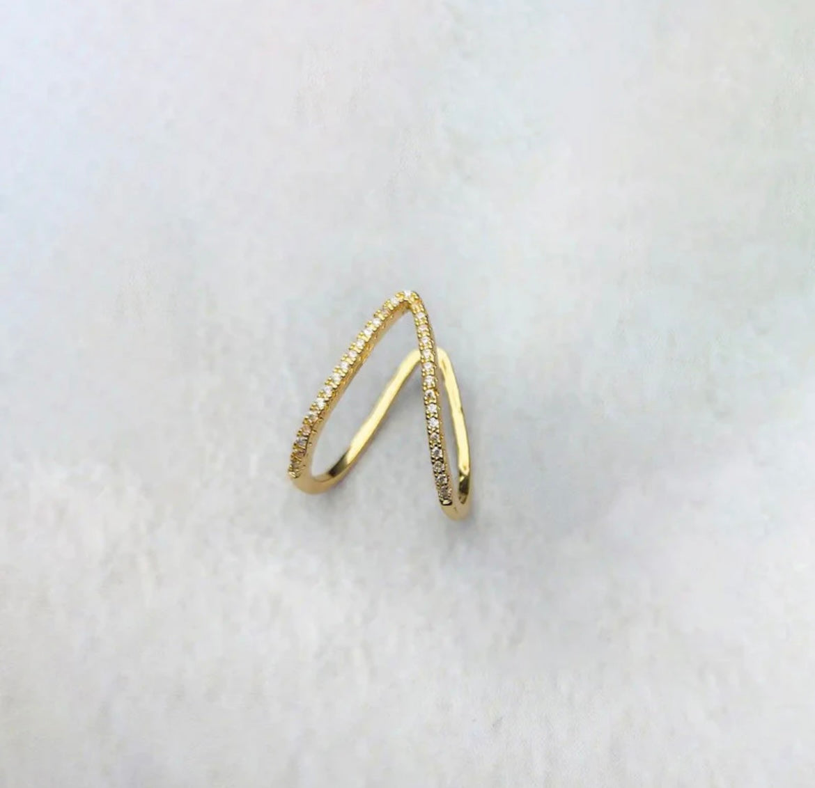 V shaped heart allure ring