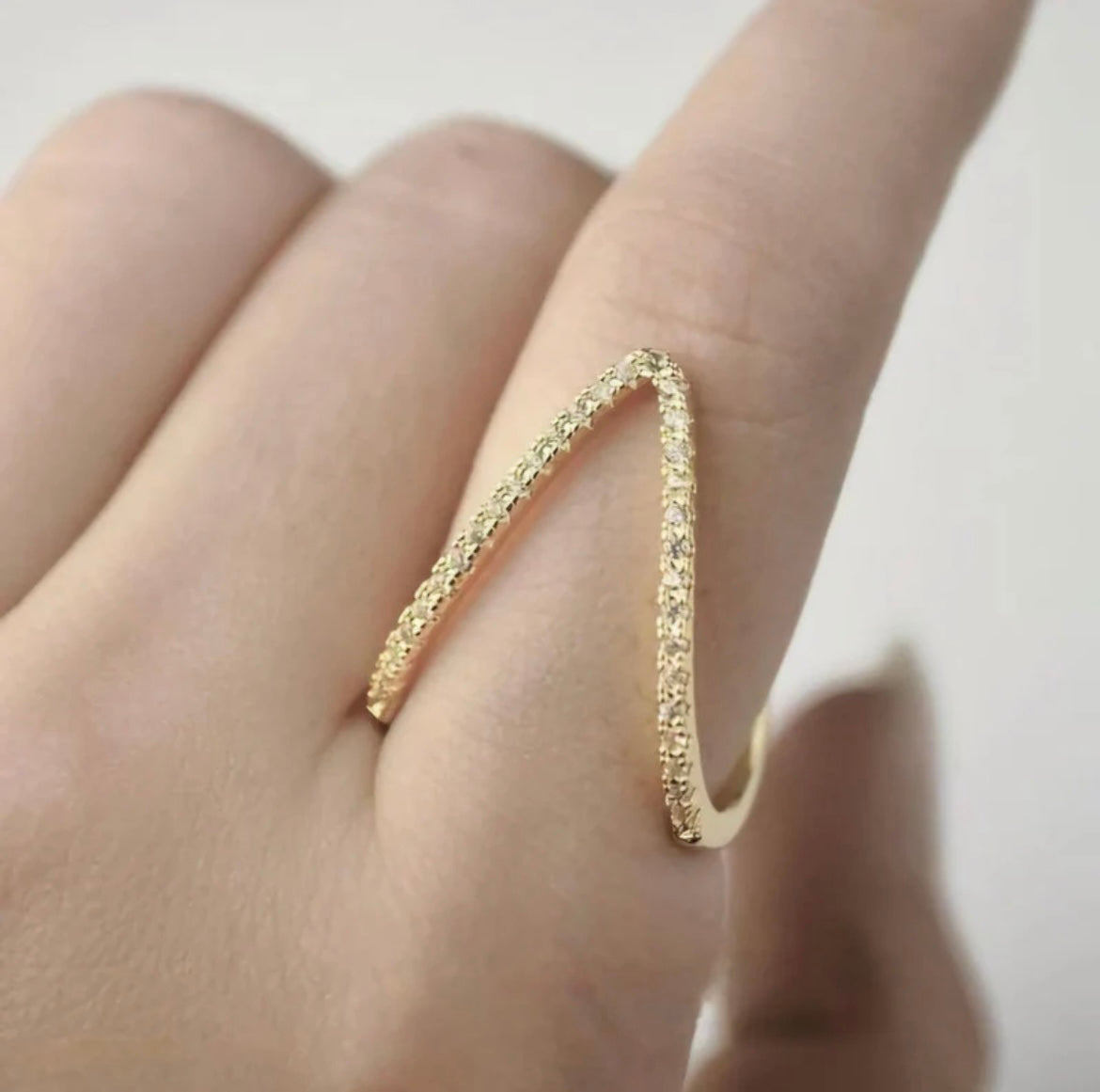 V shaped heart allure ring