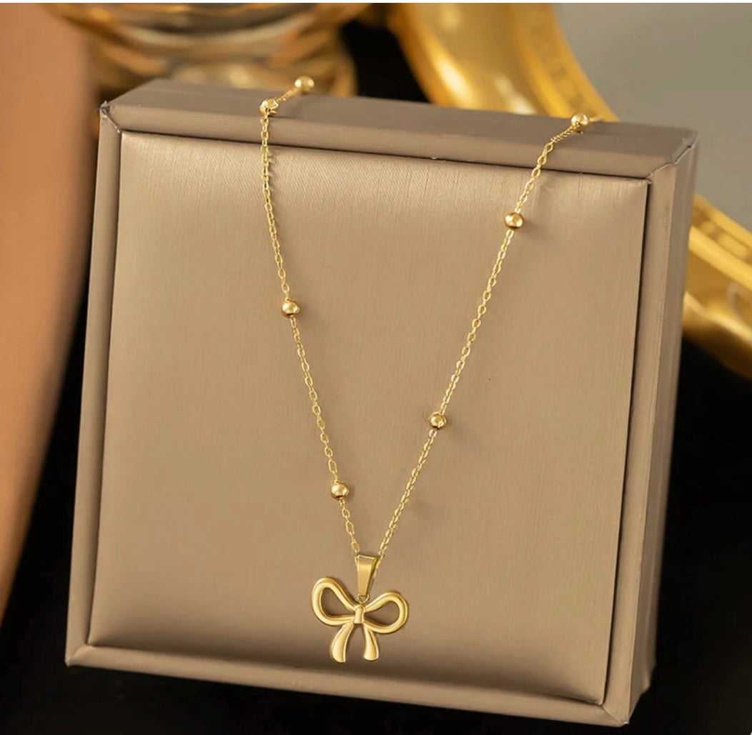 Sweetheart bow necklace