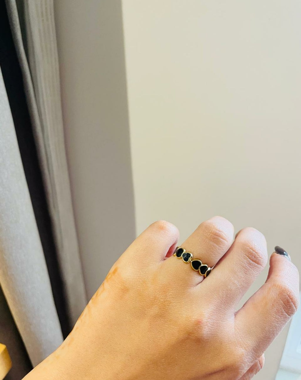 Heart around your fingers ring (black)