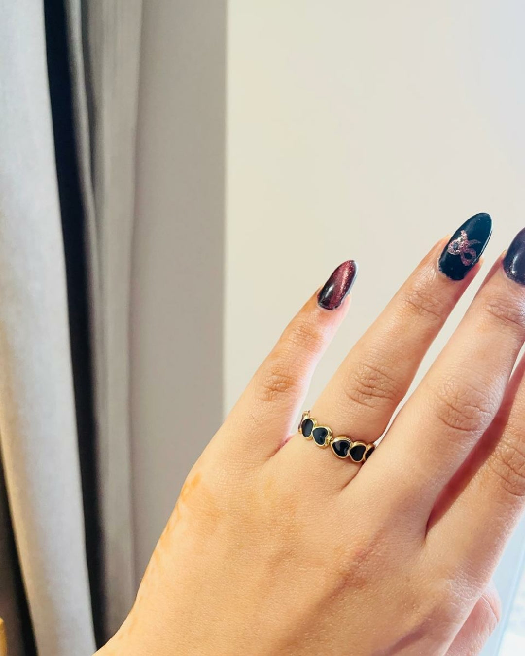 Heart around your fingers ring (black)