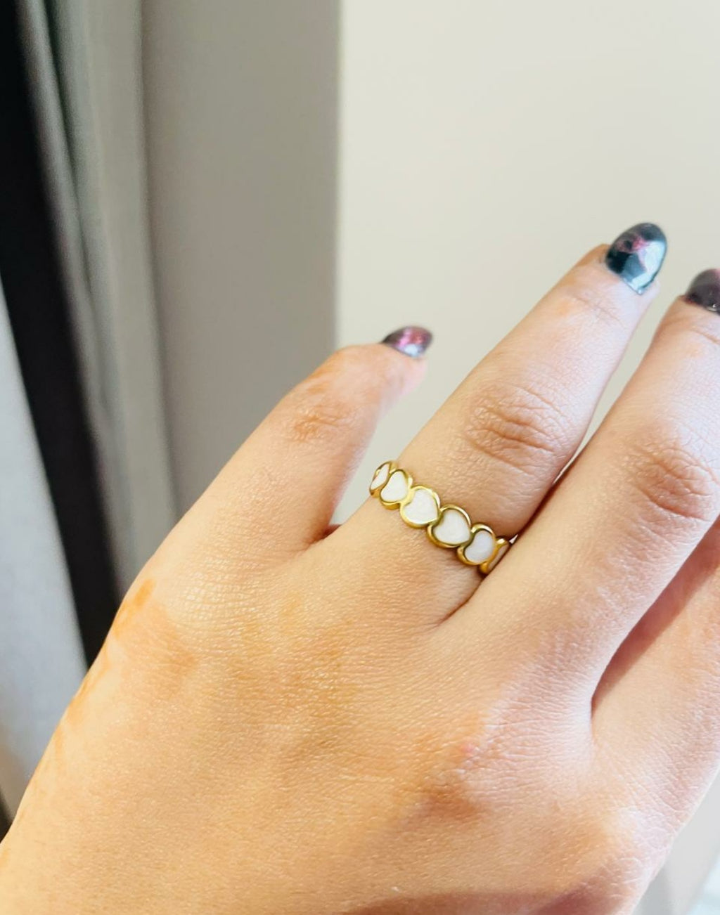 Heart around your fingers ring (white)