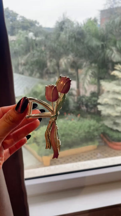Tulip hair claw
